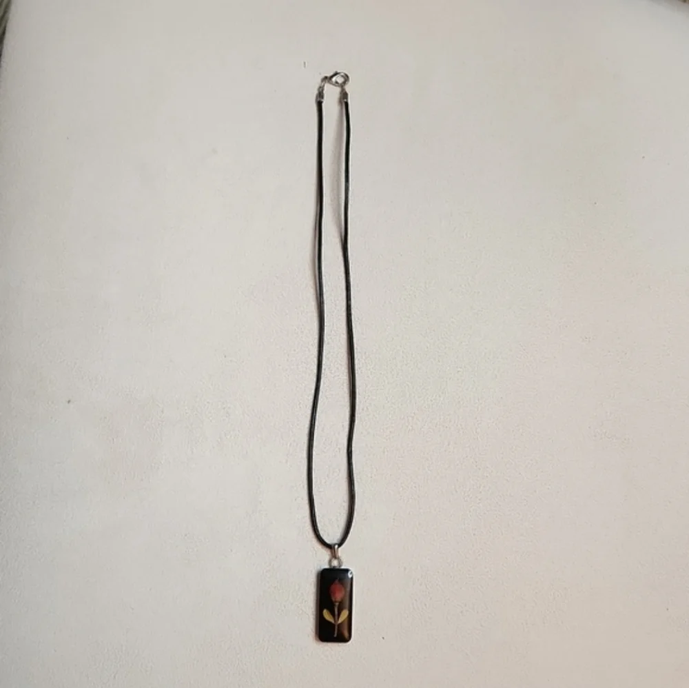 Vintage Necklace - Mini rosebud encased in resin - Picture 5 of 5